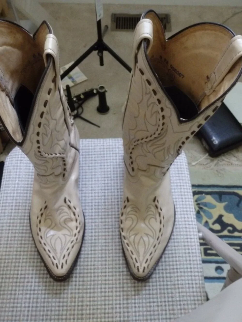 Dan Post Beige cowboy boots with buck stitching. Good shape  size 8 EW